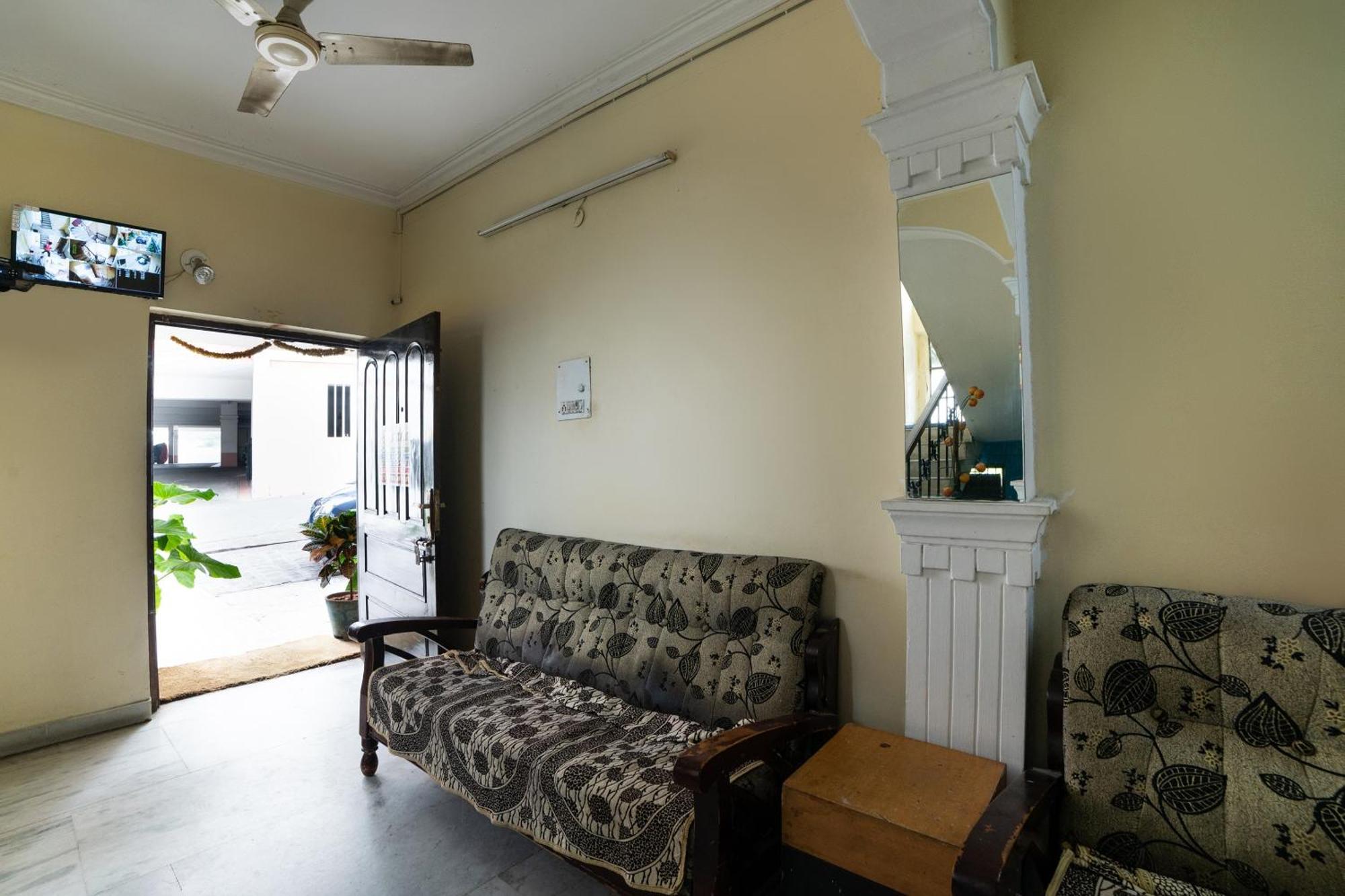 Oyo Th Guest House Hyderabad Exterior photo